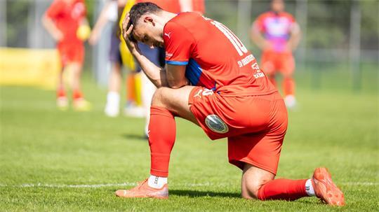 Dieses Bild entstand nach der Pokalniederlage gegen den SSV Jeddeloh. Es könnte das letzte Spiel für Haris Hyseni für die erste Mannschaft der SV D/A gewesen sein.