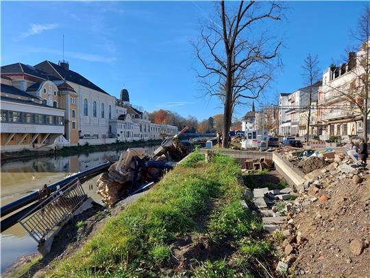 Dieses Bild hat Andreas Zimmermann bei einem Einsatz gemacht: Die Uferpromenade in Bad Neuenahr mit weggespülter Fußgängerbrücke ist im Vordergrund zu sehen, am linken Ufer das Casino.