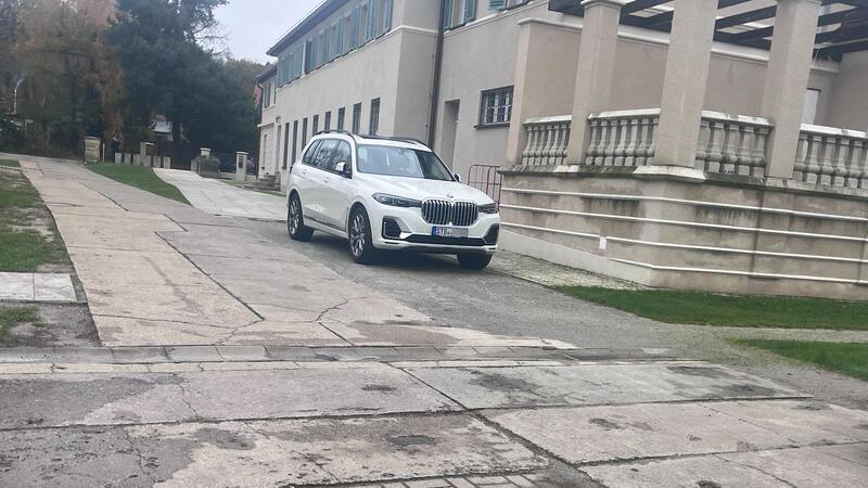 Potsdamer Konferenz: Hat Correctiv gelogen? Dieses Bild löste die TAGEBLATT-Recherche aus: Der weiße BMW-SUV mit Stader Kennzeichen gehört der Firma des AfD-Kreisvorsitzenden Maik Julitz und steht vor dem Gästehaus in Potsdam.