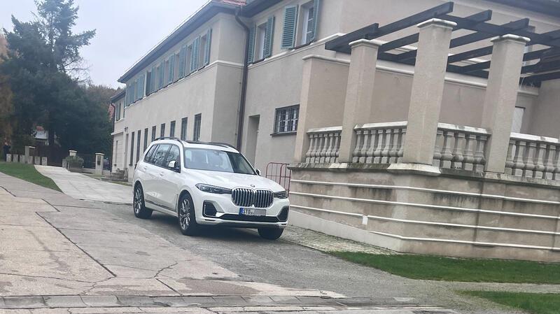 Dieses Bild löste eine TAGEBLATT-Recherche aus: Der weiße BMW-SUV mit Stader Kennzeichen gehört der Firma des AfD-Kreisvorsitzenden Maik Julitz und steht vor dem Gästehaus in Potsdam.