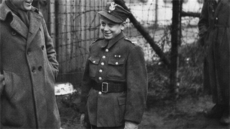 Dieses Bild von dem 15-jährigen Janusz „Lisek“ Pilchowski wurde am Tag nach der Befreiung des Stalag X B aufgenommen. Foto: John Chitham, No. 5 Army Film & Photographic Unit, 30.04.1945, Imperial War Museum, London