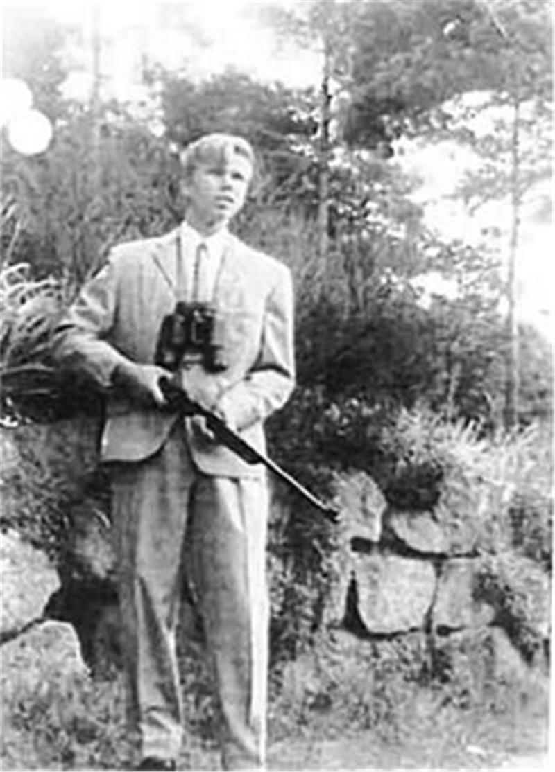 Neues Foto von Serienmörder Wichmann aufgetaucht – Bedrohte er ein Ehepaar mit dem Gewehr? Dieses Bild zeigt den mutmaßlichen Serienmörder Kurt-Werner Wichmann im August 1968 mit einem Kleinkalibergewehr. Im gleichen Jahr wird Gründonnerstag (11. April) in Lüneburg die 38-jährige Ilse Gerkens erschossen. Es gab Hinweise auf Wichmann.