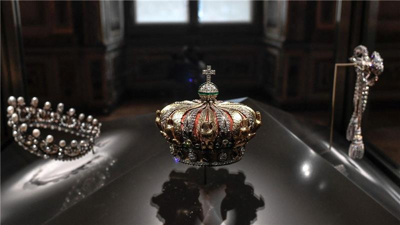 Bilder des Tages Dieses Bild zeigt die Krone der französischen Kaiserin Eugénie de Montijo, die in der Apollon-Galerie am 14. Januar 2020 im Louvre-Museum in Paris ausgestellt ist, nachdem die Galerie nach zehnmonatigen Renovierungsarbeiten wiedereröffnet wurde. Bei einem Einbruch in das berühmte Museum Louvre in Paris haben die Täter Schmuckstücke erbeutet, die über ihren Marktwert hinaus „einen unschätzbaren kulturellen und historischen Wert“ haben.