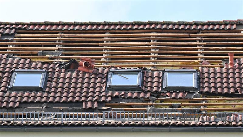 Unwetter mit gleich zwei Tornados toben über Deutschland Dieses Dach wurde teils abgedeckt.