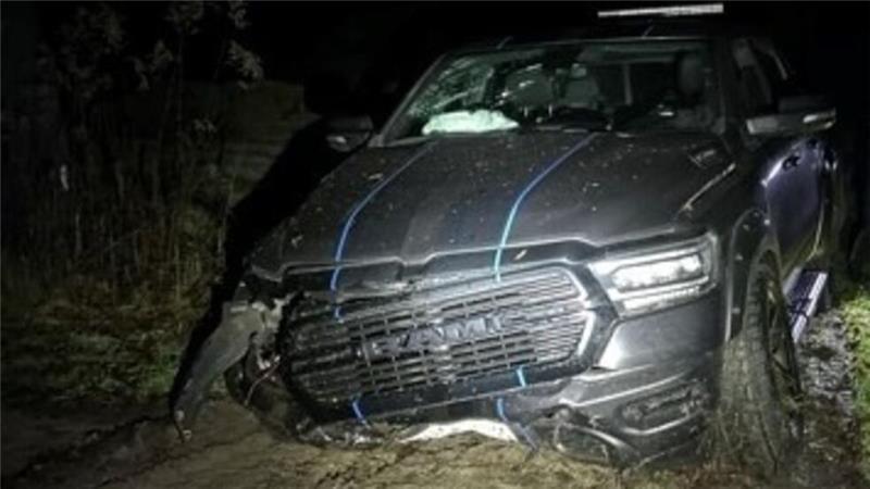 Betrunkener Pick-up-Fahrer tischt Polizei Lügengeschichte auf Ein SUV mit Frontalschaden steht auf einem matschigen Weg.