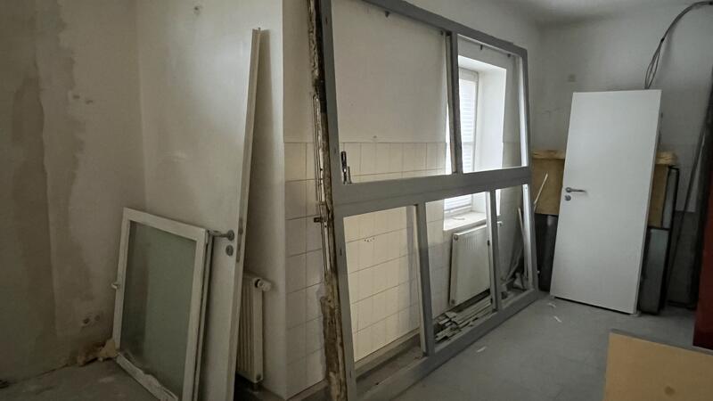 Dieses Fensterelement, was zuvor in der Front zu sehen war, soll im Treppenhaus eingebaut werden.
