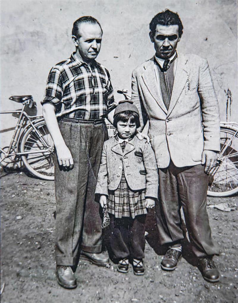Dieses Foto aus den 50ern zeigt Dorothea Langwald als Kind an der Seite ihres Vaters Piotr Rywak (rechts) und eines Bekannten der Familie.