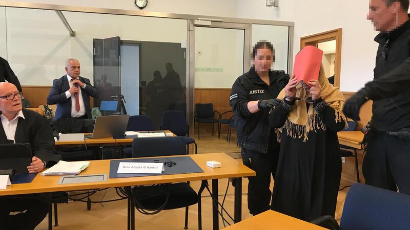 Schleuserprozess: Hauptverhandlung muss von vorn beginnen Dieses Foto entstand beim ursprünglichen Prozessauftakt im Juni: Justizmitarbeiter führten die Hauptangeklagte in den Schwurgerichtssaal.