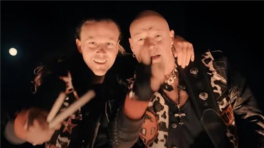 Dieses Foto stammt aus dem neuen Video der Vareler Band United Four. Die Dreharbeiten fanden am vergangenen Freitag auf dem Deichbrand-Gelände bei Nordholz statt.