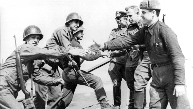 Dieses Foto vom Handschlag amerikanischer und sowjetischer Soldaten in Torgau am 25. April 1945 ging um die Welt. (Archivbild)