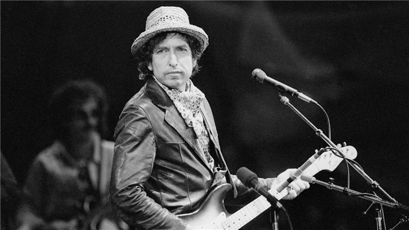 Bob Dylan - Der geniale Sonderling Dieses Foto von 1984 zeigt den Musiker im St. Jakob-Park Stadion auf der Bühne. (Archivbild)