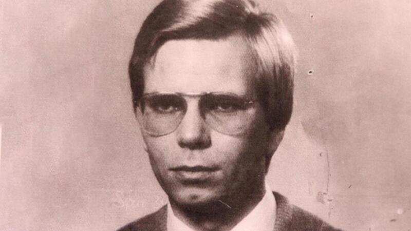 Dieses Foto zeigt Wichmann mit Brille. Hier ist er aber noch jünger, er benutzte das Bild für seinen Führerschein.