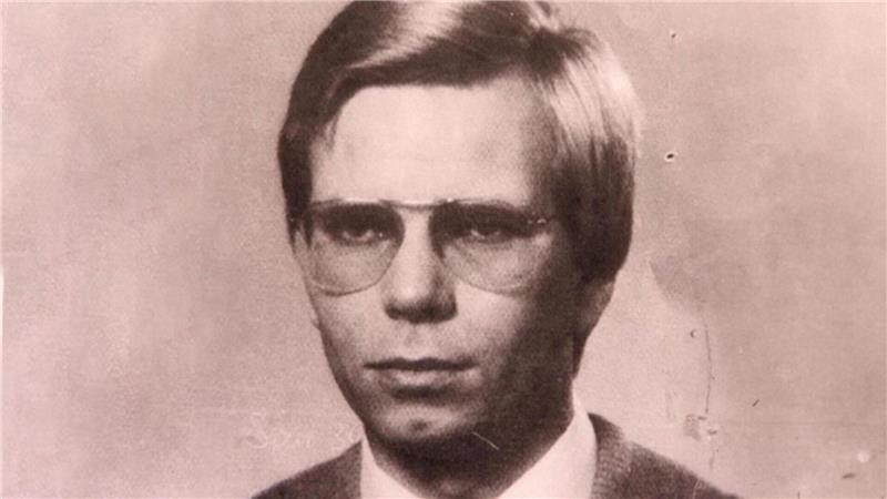 Dieses Foto zeigt Wichmann mit Brille. Hier ist er aber noch jünger, er benutzte das Bild für seinen Führerschein.