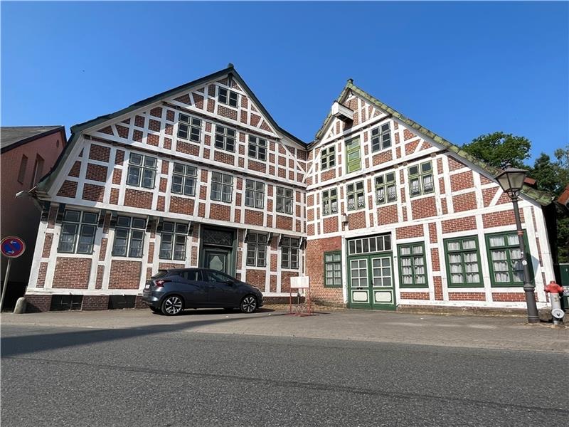 Dieses Gebäude-Ensemble in der Straße „Am Fleet 14“ in Jork nahe der Kirche ist der Wunschstandort der FDP für das Altländer Archiv. Foto: Vasel