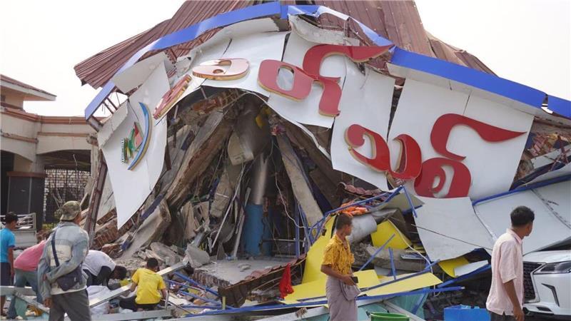 Dieses Gebäude ist bei einem Erdbeben in Naypyitaw in Myanmar eingestürzt. Bei dem Beben sind nach letzten Angaben mehr als 1.000 Menschen ums Leben gekommen.
