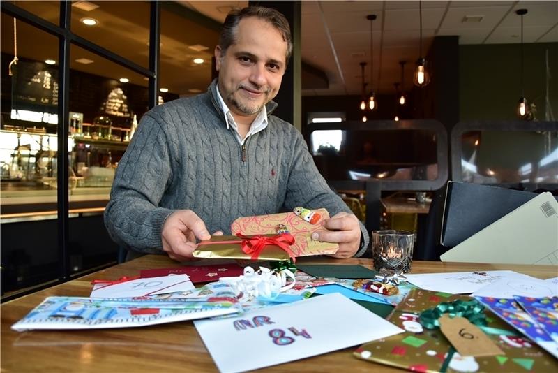 Dieses Jahr bringt Amir Afschartabbar den Familien Gutscheine statt Geschenke, damit die Wünsche auch in Corona-Zeiten erfüllt werden. Foto: Ahrens