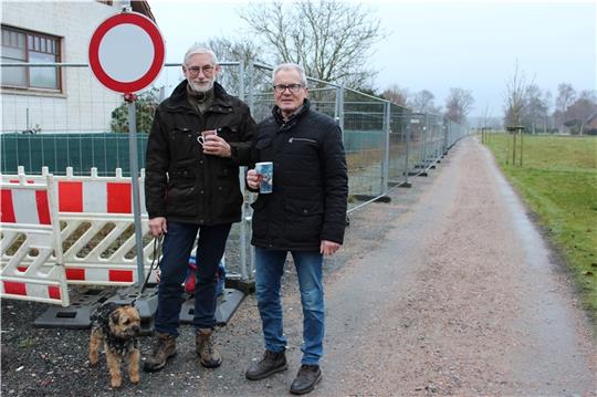 Dieses „Jubiläum“ ist mehr als ärgerlich: Seit drei Jahren ist die Zufahrt zum Haus von Hans Heinrich Cohrs (rechts) wegen defekter Stauraumkanäle gesperrt. Er und Dammhausens Ortsvorsteher Heinrich Bröhan nahmen es dennoch mit ein wenig Hu