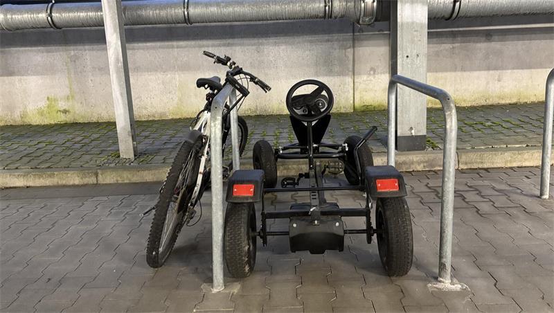 „Langweilig wird mir nie“: Aus dem Alltag eines Stader Parkwächters Dieses Kettcar hat eine Sonderparkgenehmigung im Parkhaus Wallstraße. Eigentlich dürfen hier nämlich nur Fahrräder stehen. Weil die Fahrradständer so gut angenommen werden, soll es bald noch mehr geben.