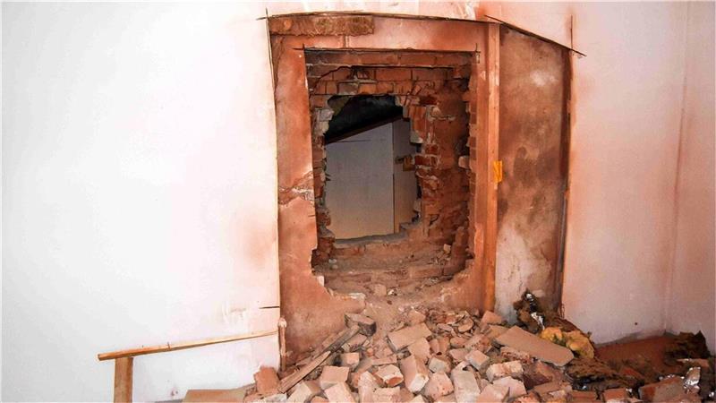 Familie im Urlaub: Einbrecher kommen durch die Wand Dieses Loch hinterließen die Einbrecher. Foto: Polizei Bremerhaven