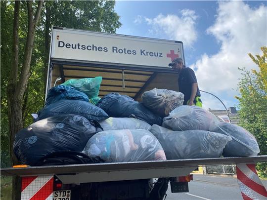Dieses Mal sind die Kleiderspenden in den Containern zum Glück der Männer fast alle sauber in Säcke verpackt. Fotos: Weselmann