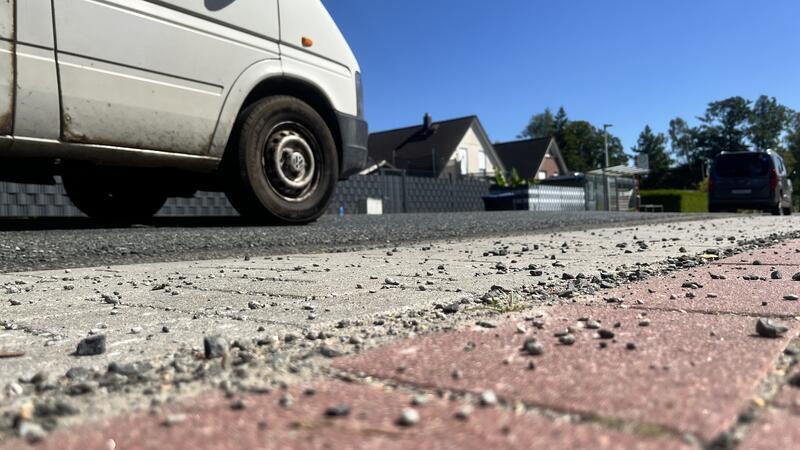 Dieses Mal soll die Dammhauser Straße mit lärmminderndem Asphalt saniert werden. Rollsplitt ist lauter als normaler Asphalt.