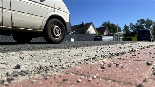 Dieses Mal soll die Dammhauser Straße mit lärmminderndem Asphalt saniert werden. Rollsplitt ist lauter als normaler Asphalt.