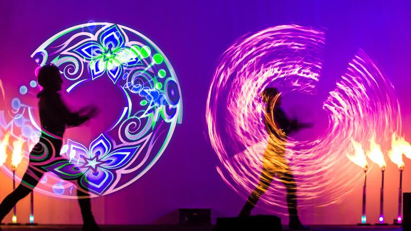 Das sind die Sommer-Highlights der Staßenkunst in der Buxtehuder Altstadt Mit einer Feuer- und Lichtshow zaubert Loooop leuchtende Bilder in die Luft
