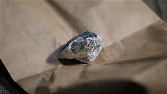 Dieses Meteoritenstück hinterließ ein Loch in einem Hausdach.