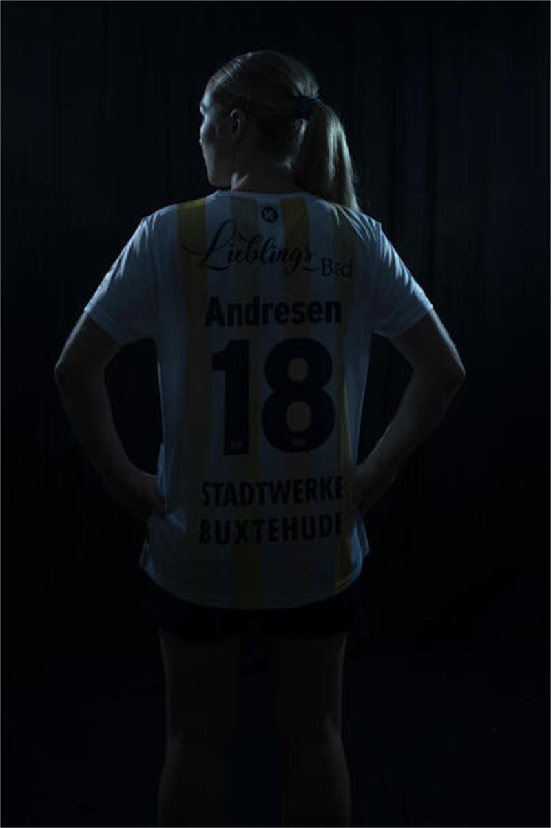 Warum die BSV-Spielerinnen schon im Sommer Weihnachtsmützen tragen Dieses Motiv werden die BSV-Fans auf den Rückseiten der Autogrammkarten sehen können.