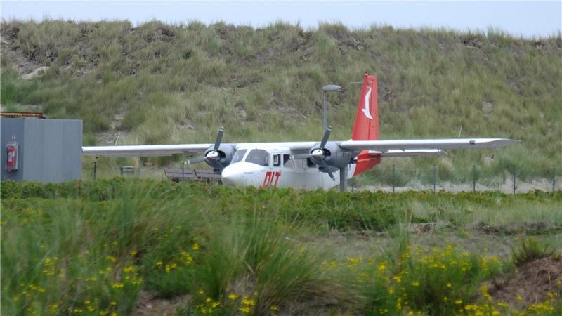 Dieses OLT-Flugzeug steht auf Helgoland Düne.