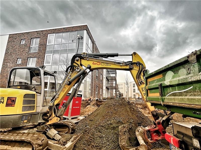 Dieses Projekt passt gut ins Wohnraumentwicklungskonzept: Am Hinterdeich entsteht innenstadtnah eine K&S Seniorenresidenz mit bis zu 130 Plätzen. Im Sommer 2023 soll sie in Betrieb gehen. Bauherr ist die Senectus GmbH aus Harburg. Foto: Ric