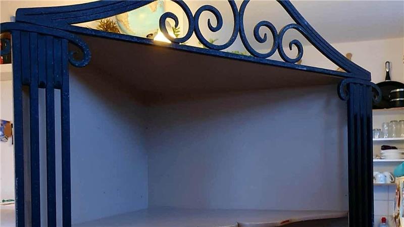 Kuriose Kleinanzeige: Möbelstück von Hollywood-Ikone Liz Taylor zum Verkauf Dieses Regal aus dem Hause Liz Taylor befindet sich in Bremerhaven. Foto: privat