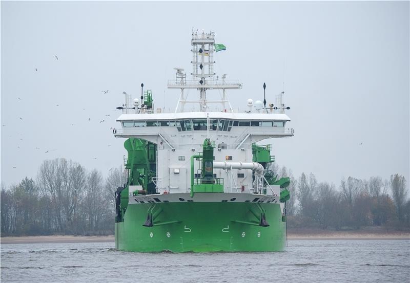 Dieses Schiff fährt nicht unter der Flagge der Volksrepubklik China: Der Laderaum-Schleppkopfsaugbagger „Bonny River“ aus Belgien fährt auf der Elbe. Foto: Daniel Bockwoldt/dpa