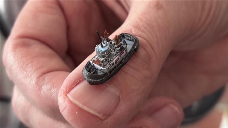 Dieses Schiffmodell passt auf einen Daumen.