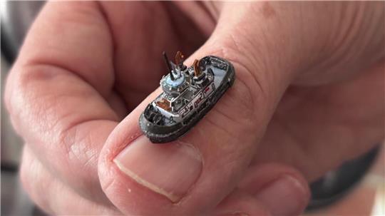 Dieses Schiffmodell passt auf einen Daumen.