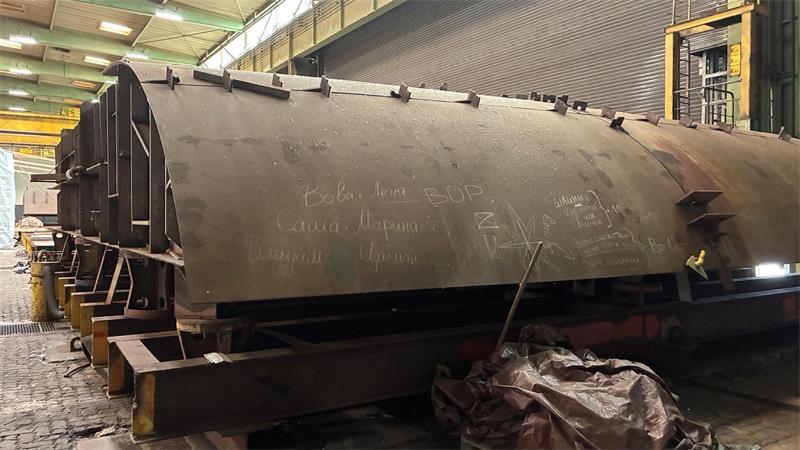 EPS-Chef Habbo Stark ist der neue Herr der Sietas-Werft in Neuenfelde Dieses Schiffssegment für einen Eisbrecher ließen die früheren russischen Werfteigentümer von Pella Shipyard aus St. Petersburg zurück.