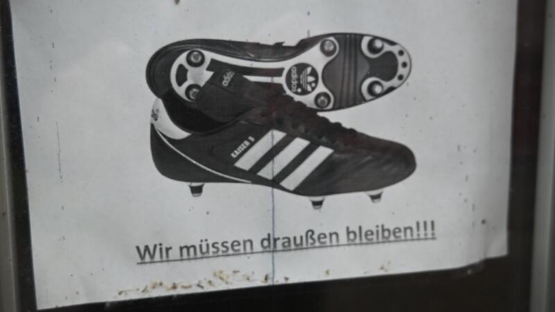 Illegaler Fußballplatz: Kreis Stade stellt der Samtgemeinde Lühe ein Ultimatum Dieses Schild am SG-Lühe-Heim am Schulsportplatz könnte Symbolwert erhalten, sollte die Samtgemeinde Lühe in diesem Jahr keinen Bauantrag für eine Vereinssportnutzung stellen.