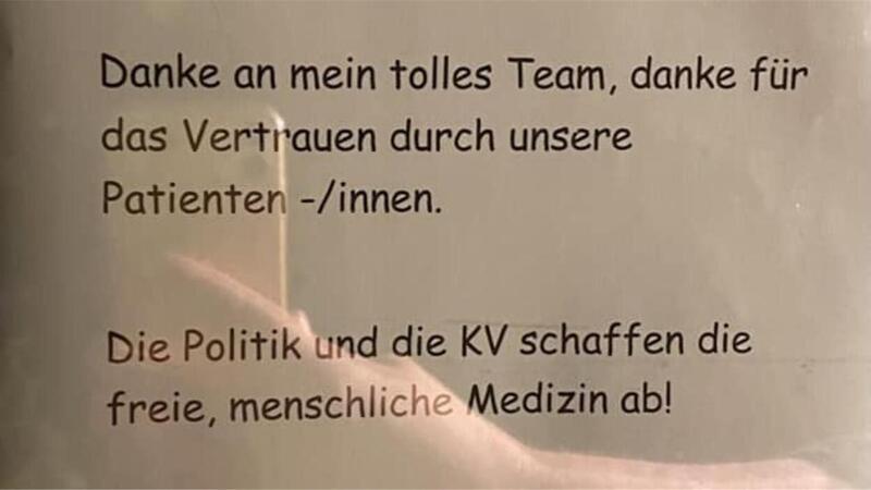 Dieses Schild fanden die Patienten an einer Arztpraxis in Hagen vor, die offenbar von einem Tag auf den anderen geschlossen wurde.