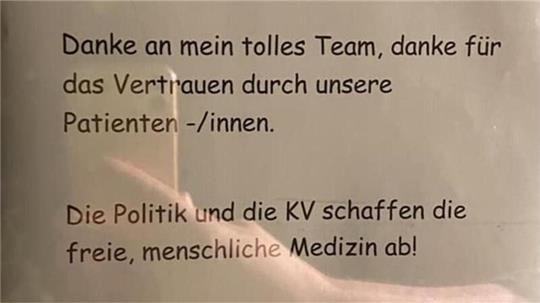 Dieses Schild fanden die Patienten an einer Arztpraxis in Hagen vor, die offenbar von einem Tag auf den anderen geschlossen wurde.