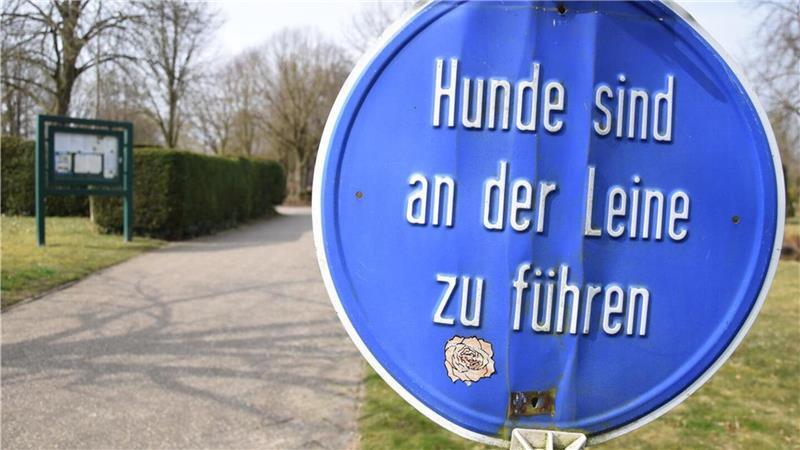 Ärger am Friedhof: Hundekot bringt Besucher auf die Palme Dieses Schild steht an einem der Friedhofseingänge - wird aber wohl bald verschwinden. „Ich denke, dass wir jetzt das Schild entfernen und neue anbringen, nach denen das Mitführen von Hunden verboten ist“, sagt Dietmar Reumann-Claßen vom Kirchenverband. Das werde er in seinem Vorstand nun so besprechen.