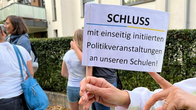 Parteipolitik an Schulen: CDU-Wende in Buxtehude Dieses Schild war bei der Demo 2023 an der Aula Süd zu sehen.