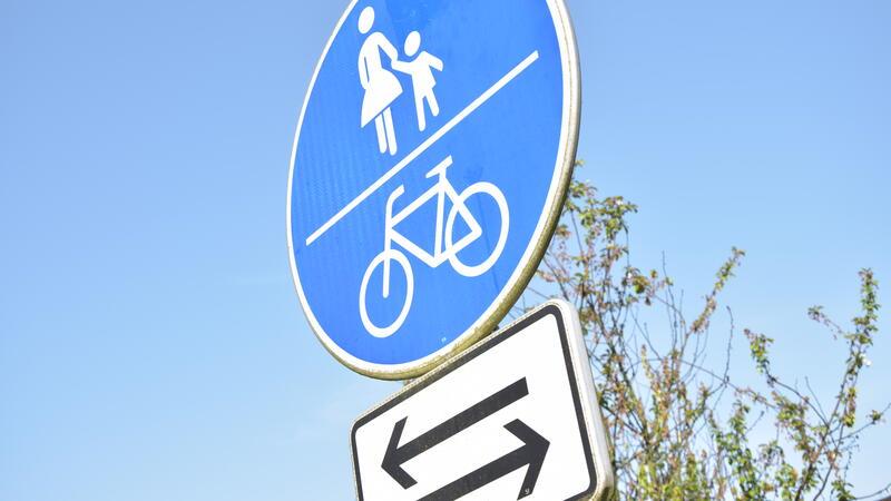 Dieses Schild zeigt an: Hier ist ein kombinierter Geh- und Radweg. In Zukunft müssen wohl vielerorts Fahrräder auf der Straße fahren.