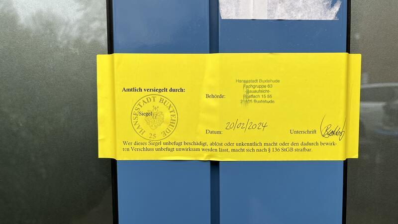 Razzia im Buxtehuder Kulturverein – Schwerer Verdacht Dieses Siegel darf eigentlich nicht entfernt werden. Am Mittwoch stand die Tür aber offen und Menschen waren im Gebäude.
