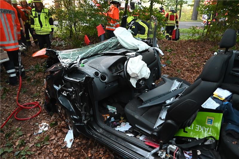 Beim Überholen überschätzt: 63-Jähriger aus diesem Wrack schwer verletzt geborgen Dieses Unfallwrack war mal ein Mitsubishi-Kleinwagen. Die Feuerwehr befreite den 63-Jährigen mit schwerem Gerät. Foto: Polizei