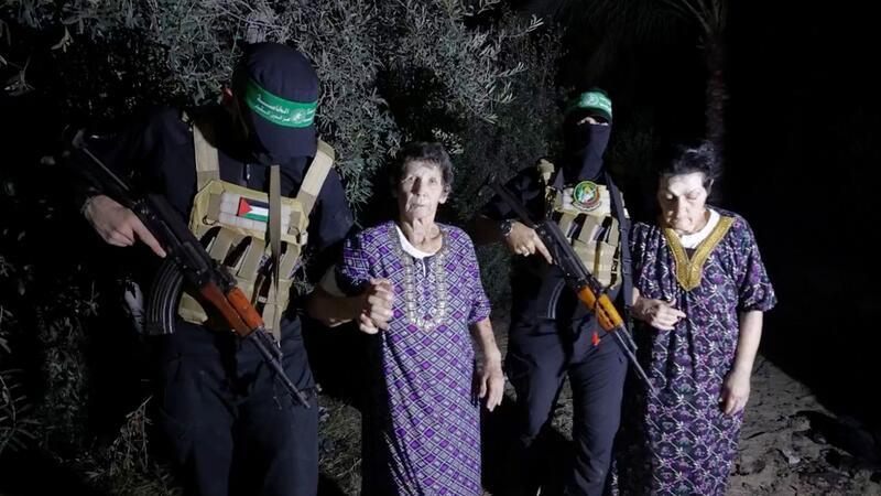 Geisel nach Freilassung: „Ich bin durch die Hölle gegangen“ Dieses Videostandbild wurde von den Al-Qassam-Brigaden auf ihrem Telegramm-Kanal veröffentlicht. Es zeigt die zwei 79 und 85 Jahre alten Frauen, die von der Hamas dem Roten Kreuz übergeben wurden.