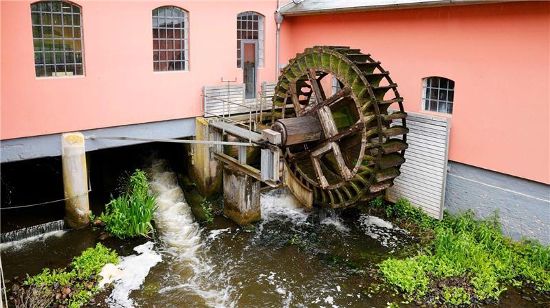 Pfingsten an der Mühle - Schaumahlen, Brotbacken und Musik Dieses Wasserrad des heutigen Industriemuseums Kupfermühle treibt ein Hammerwerk zur Metallverarbeitung an.