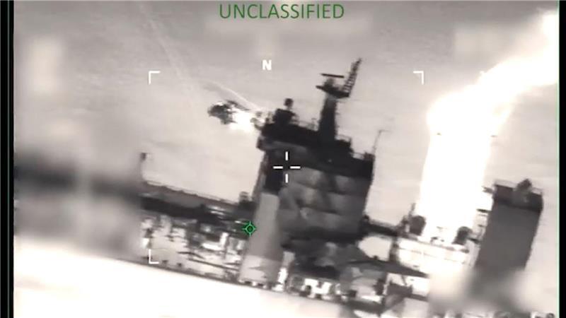 Dieses aus einem vom US-Verteidigungsministerium zur Verfügung gestellten Video und via AP veröffentlichte Foto zeigt, wie US-Streitkräfte am frühen Mittwoch in der Karibik an Bord der M/T Sophia gehen.