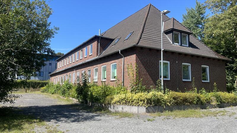 Köver-Gelände in Buxtehude steht zum Verkauf – Das sind die Probleme Dieses ehemalige Kasernen-Gebäude auf der gegenüberligenden Seite des ehemaligen Köver-Werksgeländes steht auf dem 3200 Quadratmeter großen Gründstück. Derzeit nutzt es die Stadt Buxtehude als Unterkunft für Obdachlose.