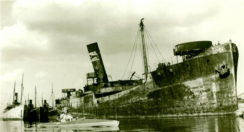 Dieses eindrucksvolle Bild schoss Rolf Meinecke im August 1950. Zu sehen ist der im Jahr 1945 in Kiel nach einem Luftangriff gesunkene und 1948 gehobene Frachter Detlef kurz vor dem Abwracken im Industriehafen in Harburg. Im Hintergrund sin