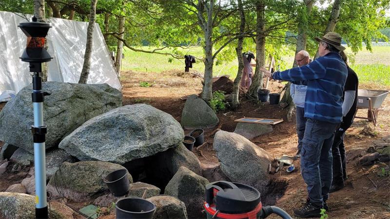 Dieses historische Steingrab, ein sogenannter erweiterter Dolmen, gehört zu den ältesten Grabstätten, die bislang im Elbe-Weser-Dreieck untersucht worden sind. Sein Alter wird auf etwa 5.500 Jahre geschätzt.